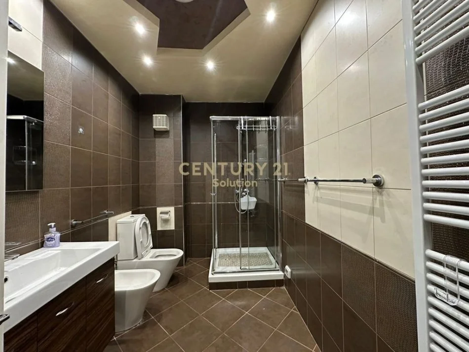 Tirane, jepet me qera apartament 2+1 Kati 4, 115 m² 1.000 € (RRUGA SHYQYRI BRARI)