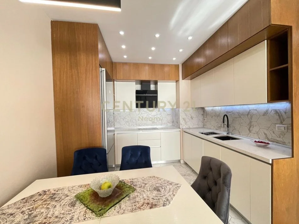 Tirane, jepet me qera apartament 3+1+Ballkon Kati 5, 119 m² 800 € (Tower Bridge 2)