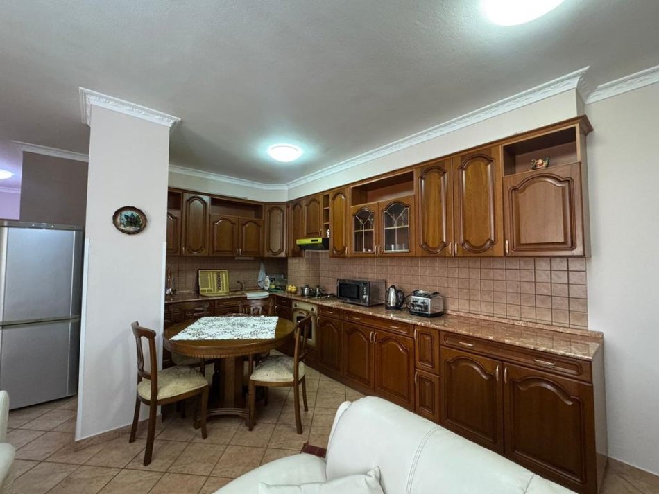 Tirane, jepet me qera apartament 3+1+Ballkon Kati 6, 120 m² 750 € (Shkolla e Baletit)