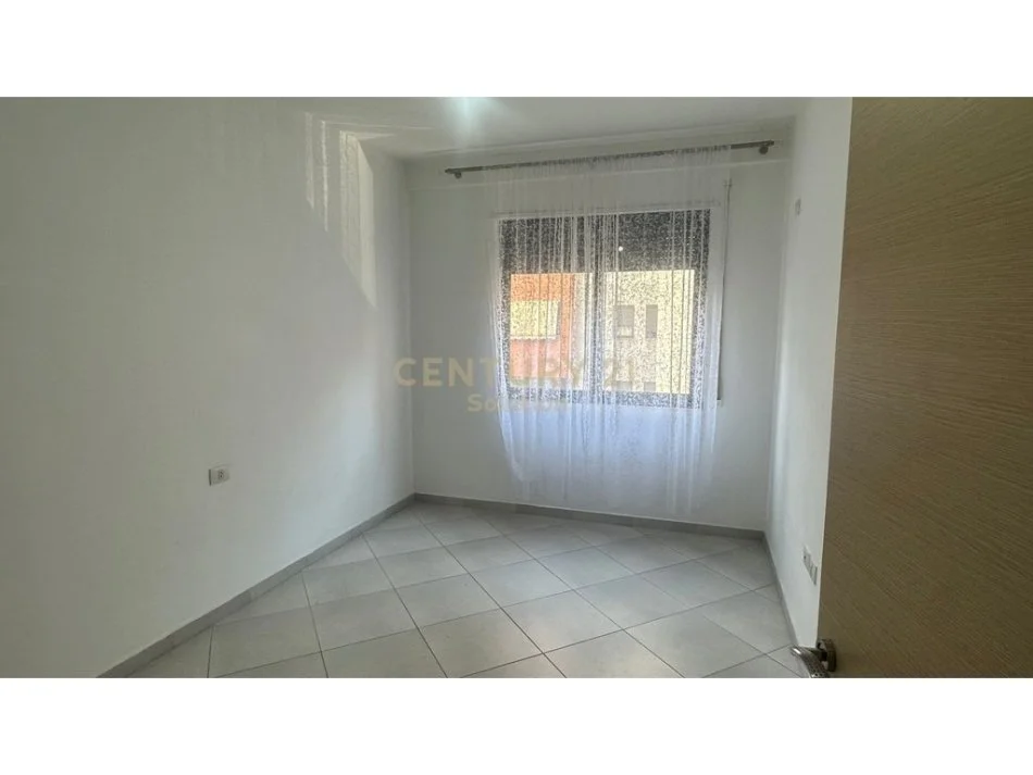 Tirane, jepet me qera apartament 3+1+Ballkon Kati 3, 125 m² 650 € (RRUGA JOKLIN PERSI)