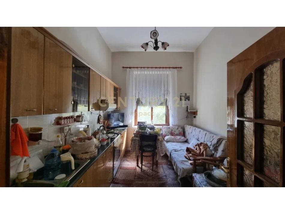 Tirane, jepet me qera apartament , 800 € (Shallvaret)
