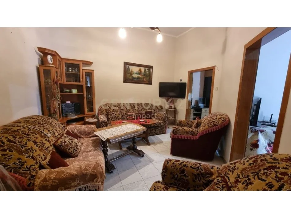 Tirane, jepet me qera apartament , 800 € (Shallvaret)