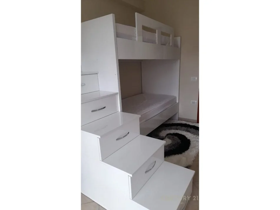 Tirane, jepet me qera apartament 2+1+Ballkon Kati 4, 99 m² 550 € (astir kashar)