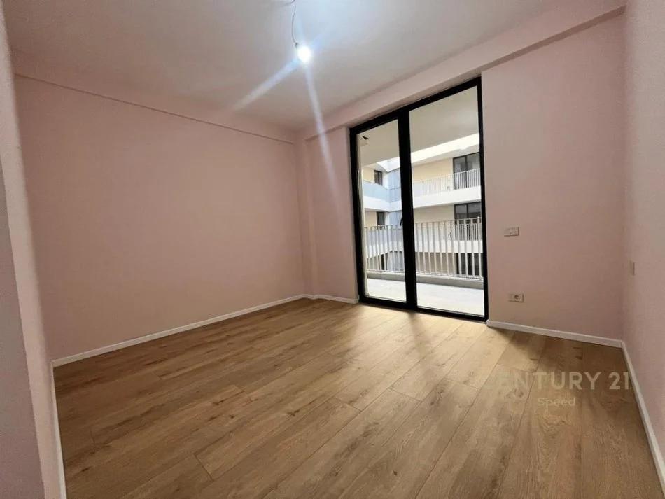 Tirane, jepet me qera ambjent biznesi Kati 8, 117 m² 700 € 