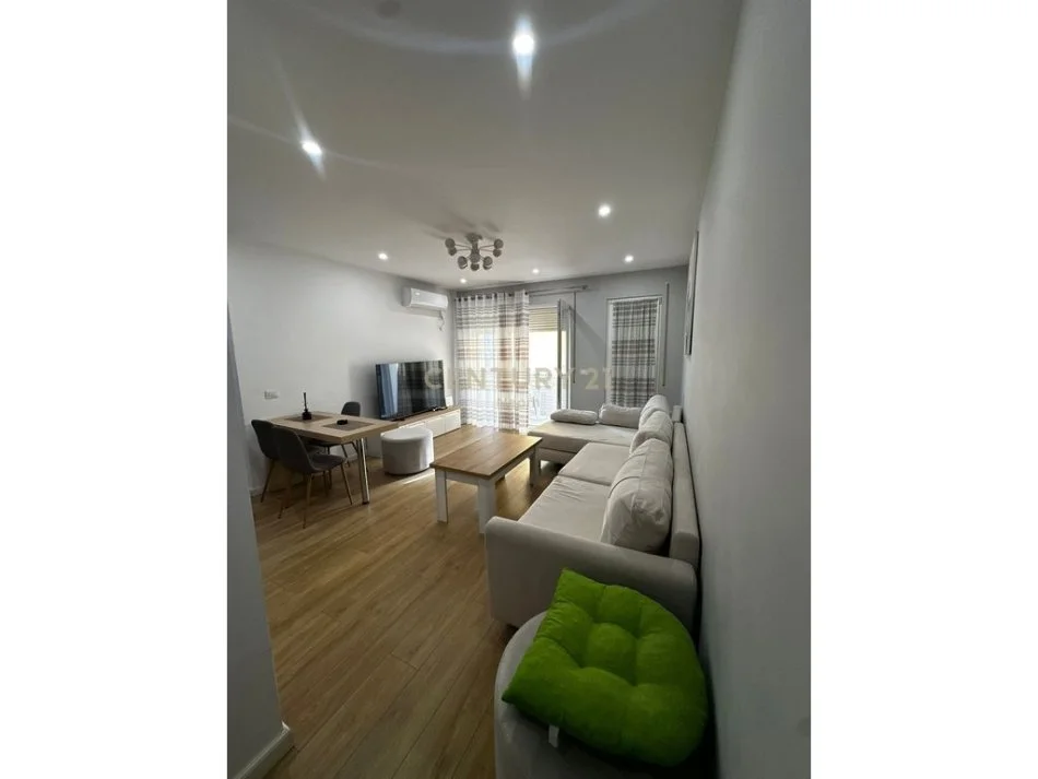 Tirane, jepet me qera apartament 2+1+Aneks+Ballkon Kati 4, 84 m² 800 € (Neom124977)