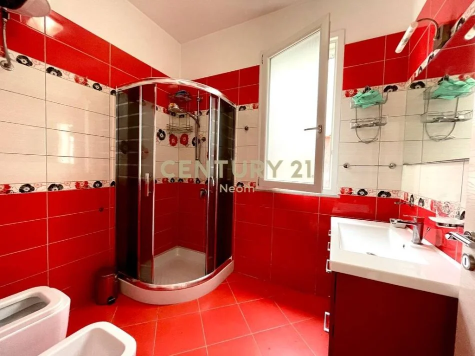 Tirane, jepet me qera shtepi 3+1+Aneks+Ballkon Kati 0, 290 m² 1.000 € (Neom124999)