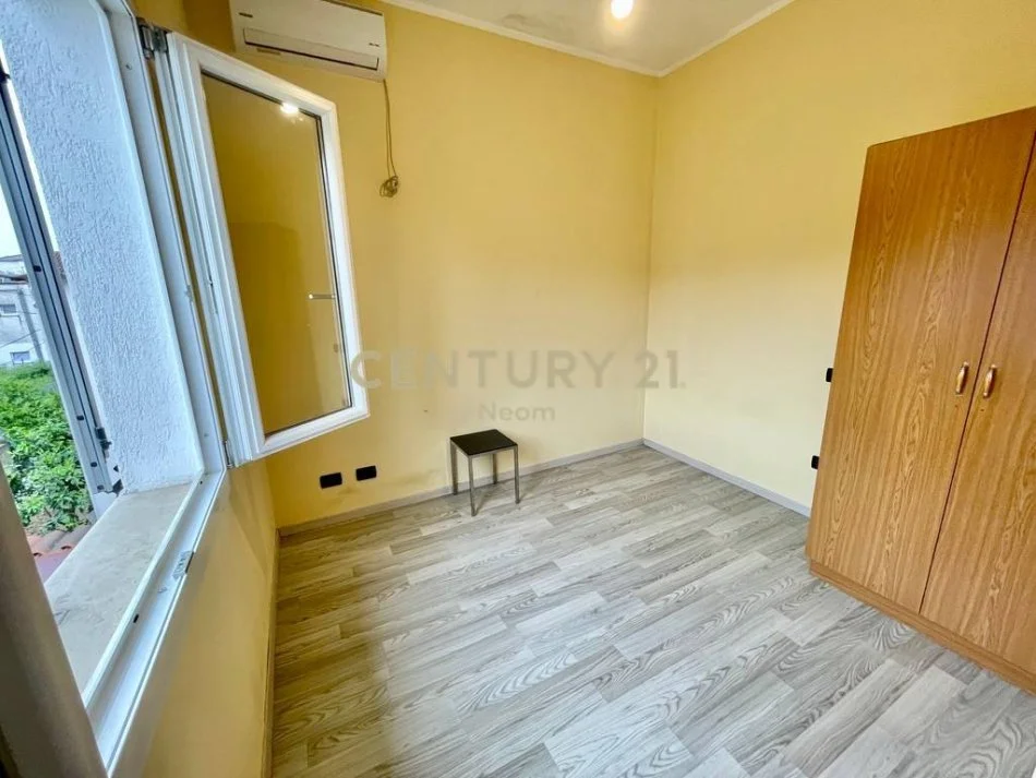Tirane, jepet me qera shtepi 3+1+Aneks+Ballkon Kati 0, 290 m² 1.000 € (Neom124999)