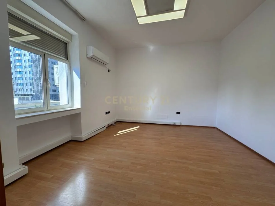 Tirane, jepet me qera ambjent biznesi Kati 3, 1.000 m² 2.200 € 