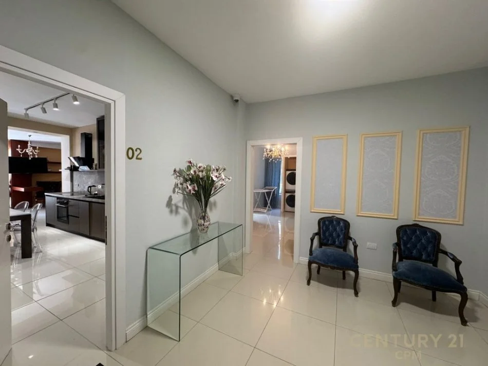 Tirane, shitet apartament 3+1 Kati 1, 193 m² (Bllok)