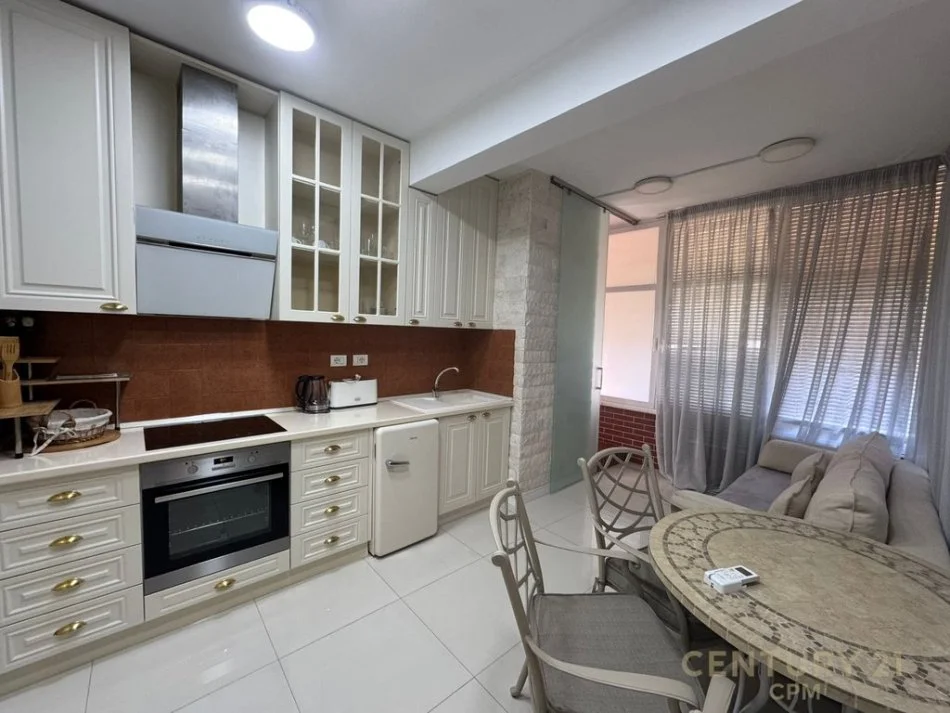 Tirane, shitet apartament 3+1 Kati 1, 193 m² (Bllok)