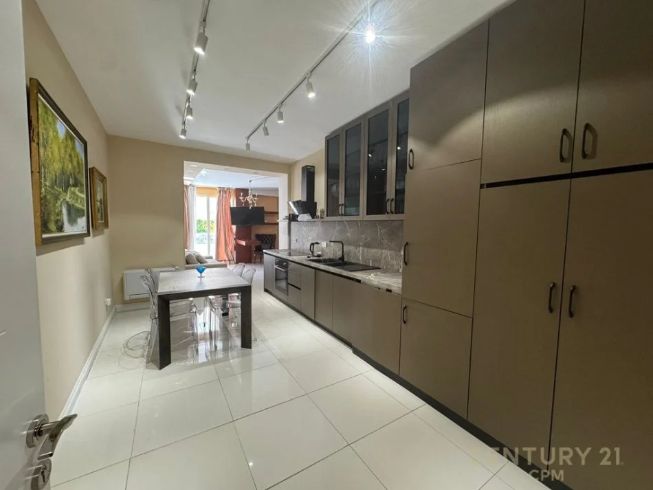 Tirane, shitet apartament 3+1 Kati 1, 193 m² (Bllok)