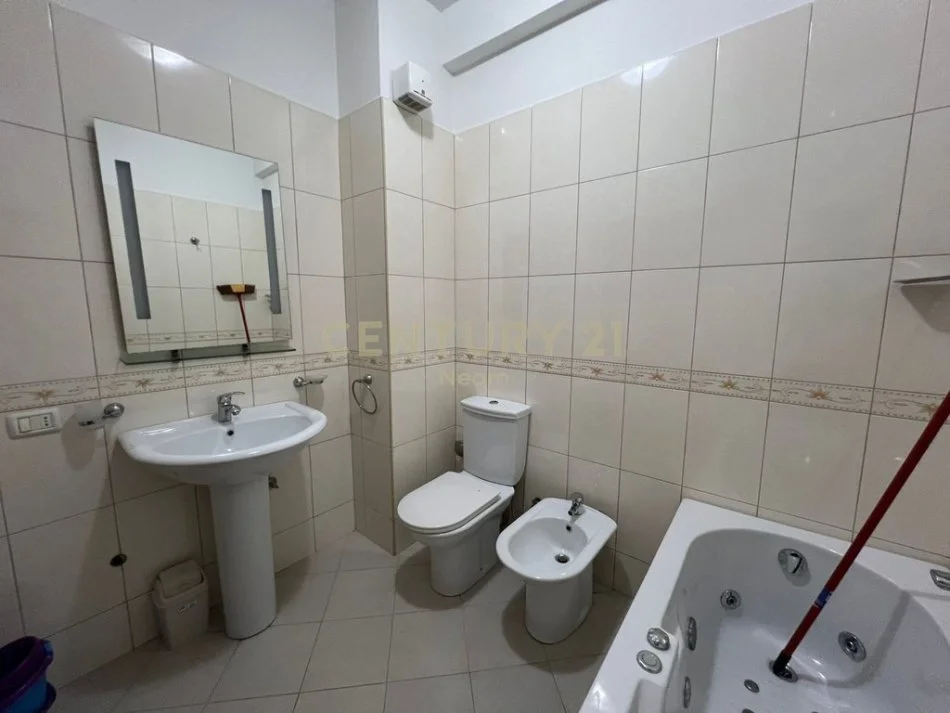 Tirane, jepet me qera apartament 2+1+Aneks+Ballkon Kati 3, 107 m² 700 € (Neom125186)