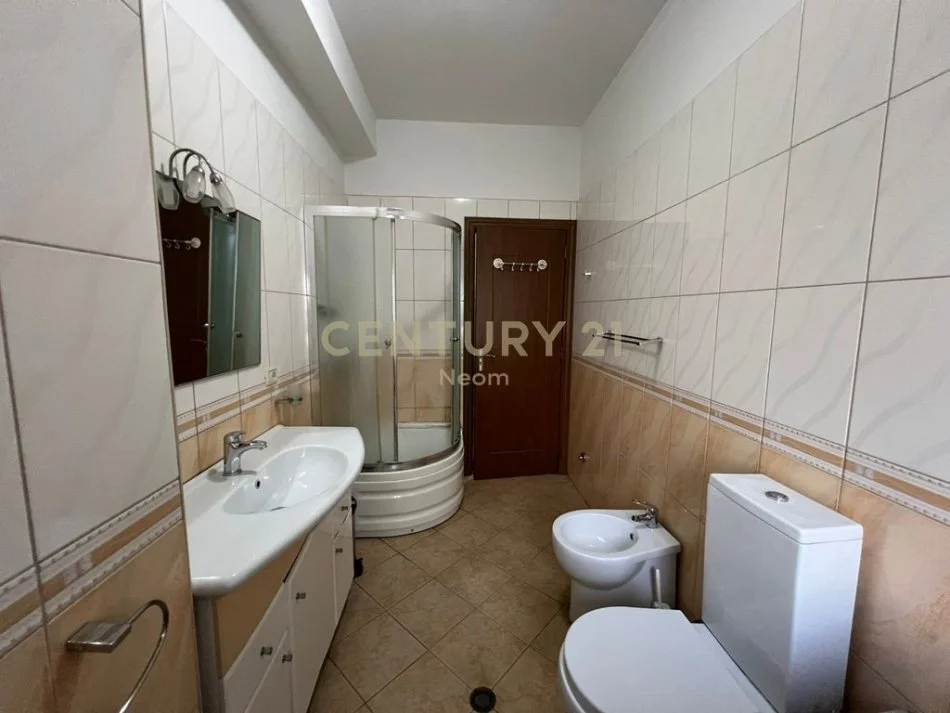 Tirane, jepet me qera apartament 2+1+Ballkon Kati 3, 107 m² 700 € (FZ)