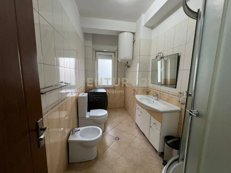 Tirane, jepet me qera apartament 2+1+Aneks+Ballkon Kati 3, 107 m² 700 € (Neom125186)