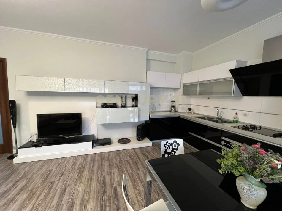 Tirane, jepet me qera apartament 2+1+Ballkon Kati 3, 107 m² 700 € (FZ)