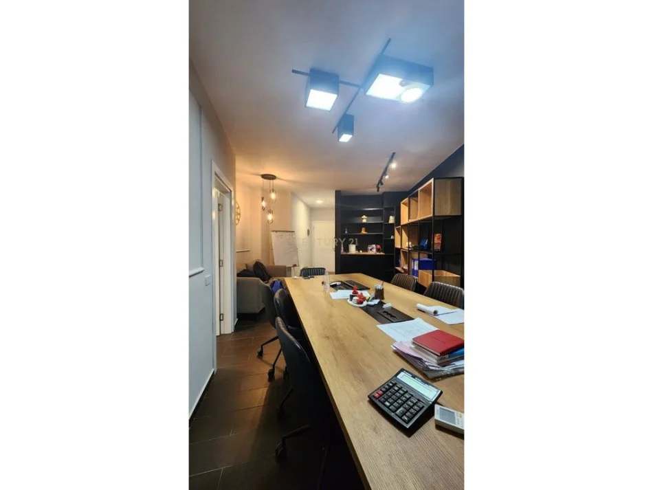 Tirane, jepet me qera apartament 2+1 Kati 3, 85 m² 800 € 