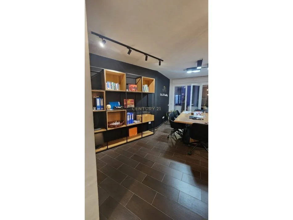 Tirane, jepet me qera zyre Kati 2, 85 m² 850 € (Rruga e Kosovareve)
