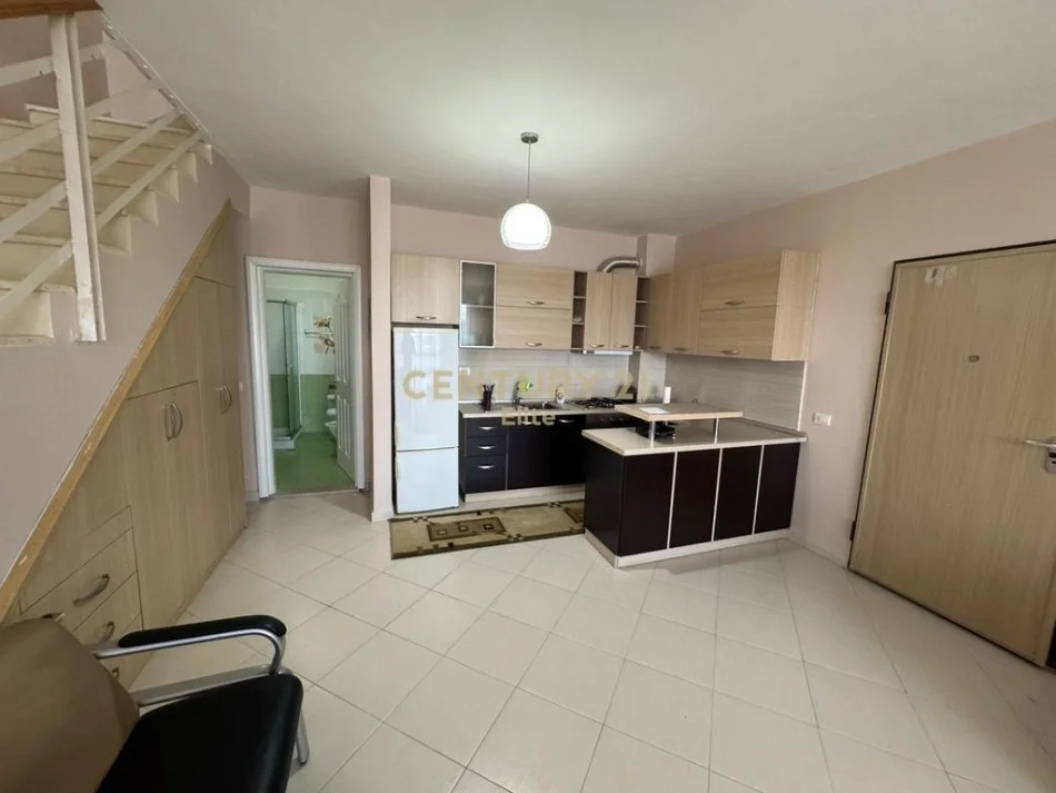 Tirane, jepet me qera apartament duplex 2+1 Kati 1, 110 m² 850 € (Kodra e Diellit)