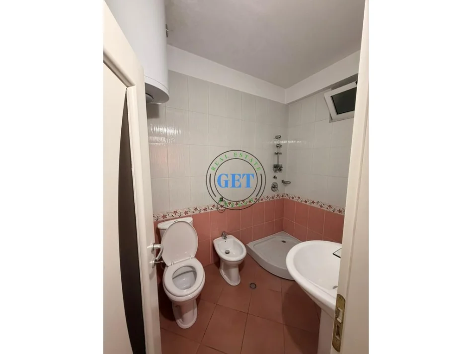 Durres, jepet me qera apartament 2+1+Ballkon Kati 6, 90 m² 500 € (Pallati i Sportit)