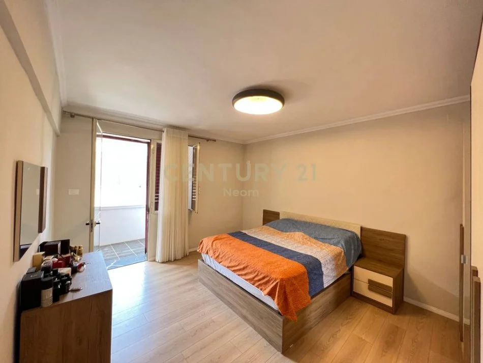 Tirane, jepet me qera apartament 3+1+Ballkon Kati 1, 185 m² 800 € (Sheshi Straus)