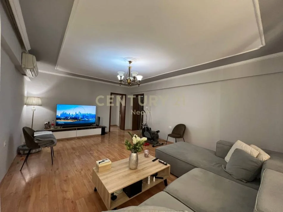 Tirane, jepet me qera apartament 3+1+Ballkon Kati 1, 185 m² 800 € (Sheshi Straus)
