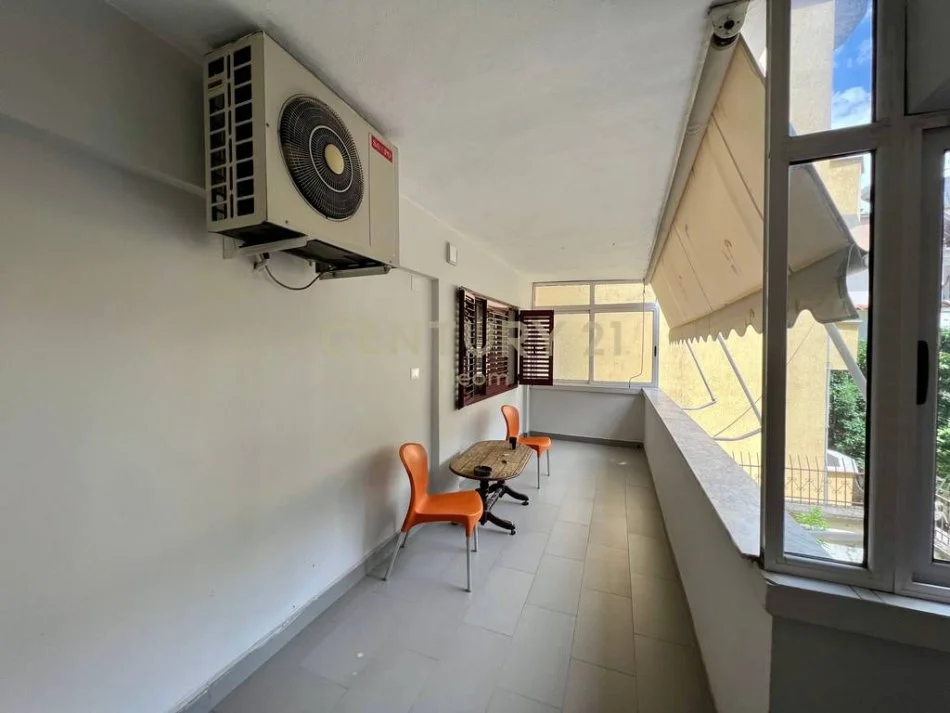 Tirane, jepet me qera apartament 3+1+Ballkon Kati 1, 185 m² 800 € (Sheshi Straus)