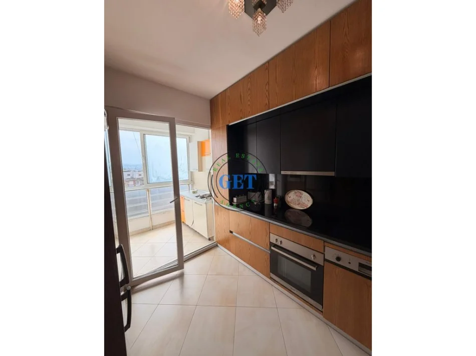 Durres, jepet me qera apartament 2+1+Ballkon Kati 6, 90 m² 500 € (Pallati i Sportit)