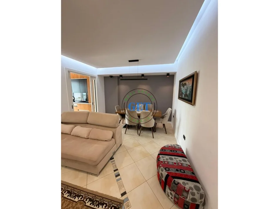 Durres, jepet me qera apartament 2+1+Ballkon Kati 6, 90 m² 500 € (Pallati i Sportit)