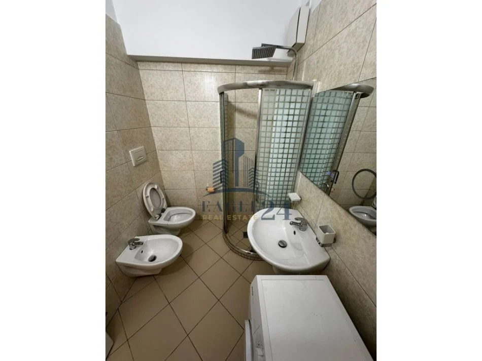 Tirane, jepet me qera apartament 1+1 Kati 2, 55 m² 500 € (Zogu i Zi prane Ring Center)