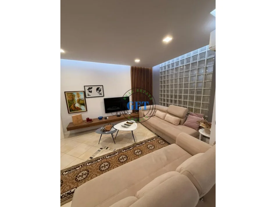 Durres, jepet me qera apartament 2+1+Ballkon Kati 6, 90 m² 500 € (Pallati i Sportit)