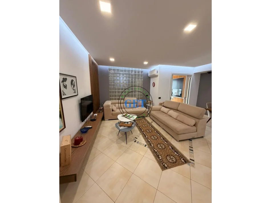 Durres, jepet me qera apartament 2+1+Ballkon Kati 6, 90 m² 500 € (Pallati i Sportit)