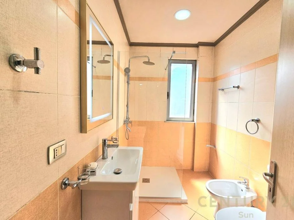 Tirane, jepet me qera apartament 2+1+Ballkon Kati 4, 124 m² 550 € (astir prane unazes)