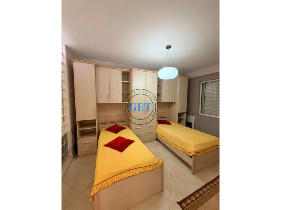 Durres, jepet me qera apartament 2+1+Ballkon Kati 6, 90 m² 500 € (Pallati i Sportit)