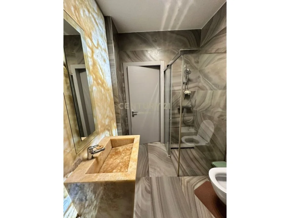 Tirane, jepet me qera apartament 1+1+Ballkon Kati 7, 85 m² 1.400 € (Ring Center)