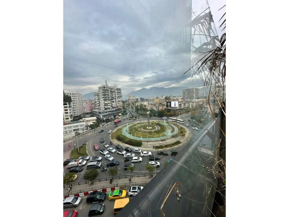 Tirane, jepet me qera apartament 1+1+Ballkon Kati 7, 85 m² 1.400 € (Ring Center)