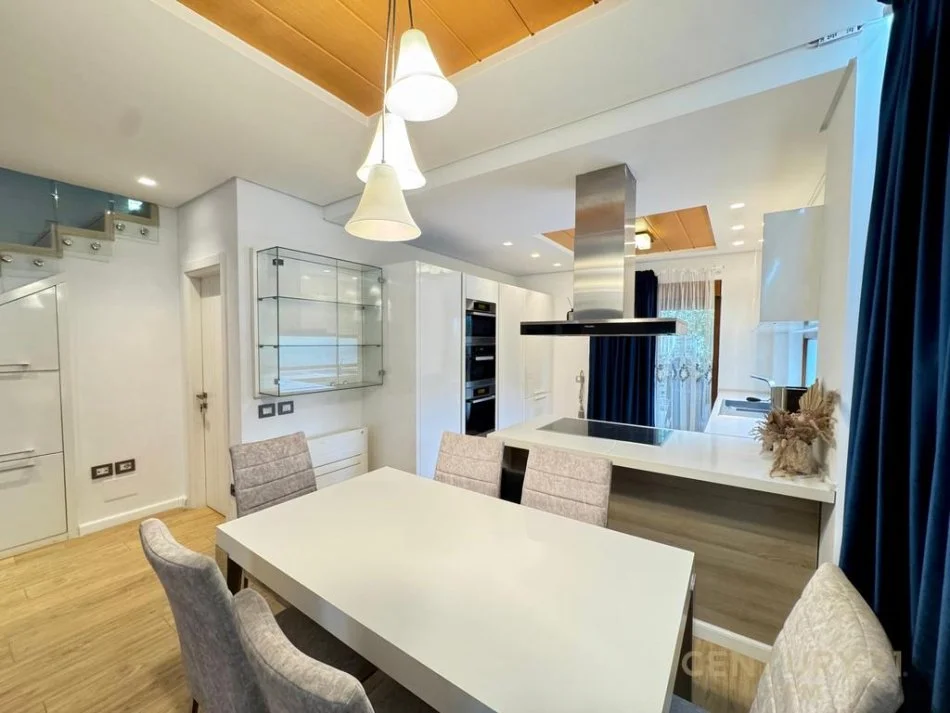 Tirane, jepet me qera Vile 3+1+Aneks+Ballkon Kati 0, 320 m² 2.500 € (s125418)