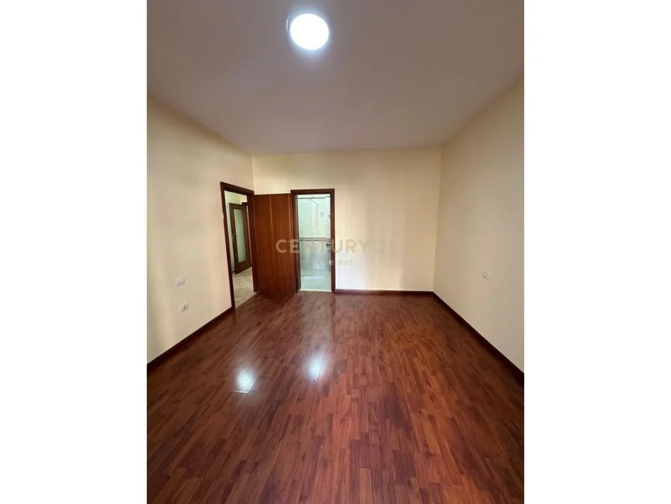 Tirane, jepet me qera apartament 2+1+Ballkon Kati 4, 120 m² 750 € (KOMUNA E PARISIT)