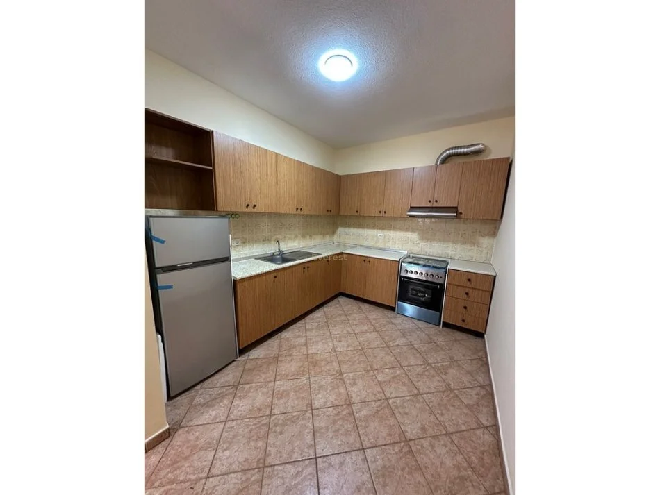 Tirane, jepet me qera apartament 2+1+Ballkon Kati 4, 120 m² 750 € (KOMUNA E PARISIT)