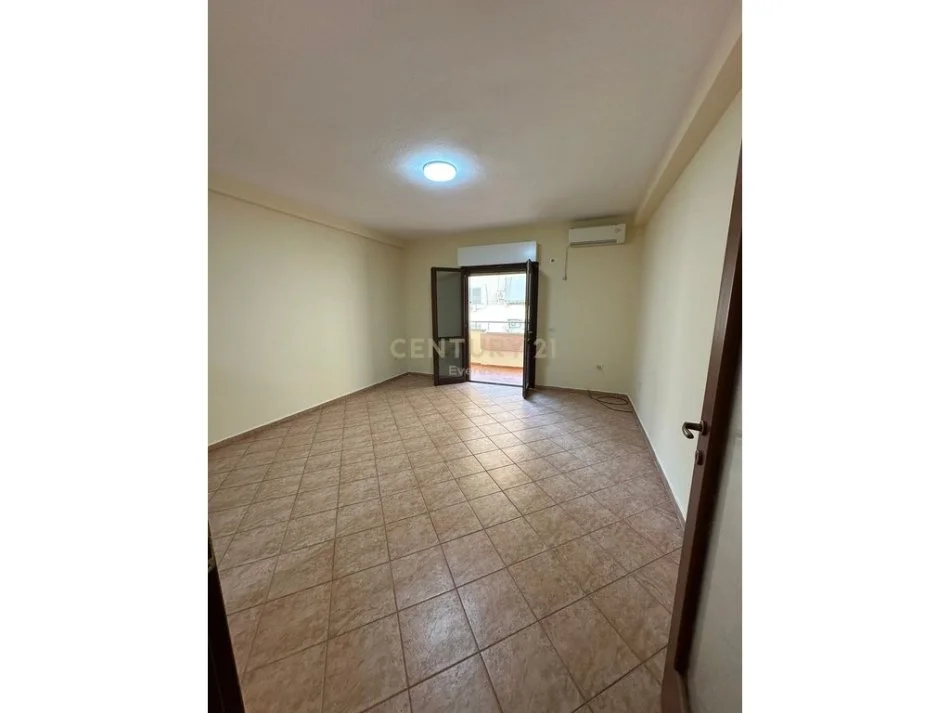 Tirane, jepet me qera apartament 2+1+Ballkon Kati 4, 120 m² 750 € (KOMUNA E PARISIT)