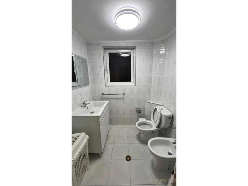 Tirane, jepet me qera apartament 2+1 Kati 3, 65 m² 600 € (Kafe Flora)