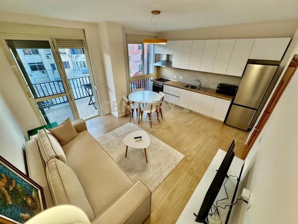 Tirane, jepet me qera apartament 1+1+Ballkon Kati 5, 75 m² 750 € (RRUGA KAVAJËS)