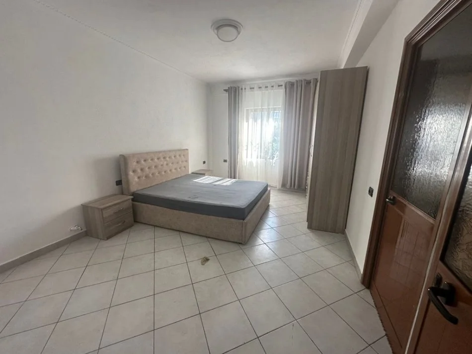 Tirane, jepet me qera apartament 2+1+Ballkon Kati 2, 130 m² 450 € (bulevardi ri)