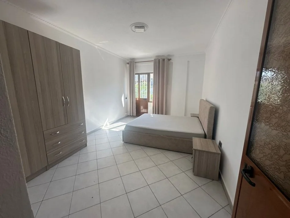 Tirane, jepet me qera apartament 2+1+Ballkon Kati 2, 130 m² 450 € (bulevardi ri)
