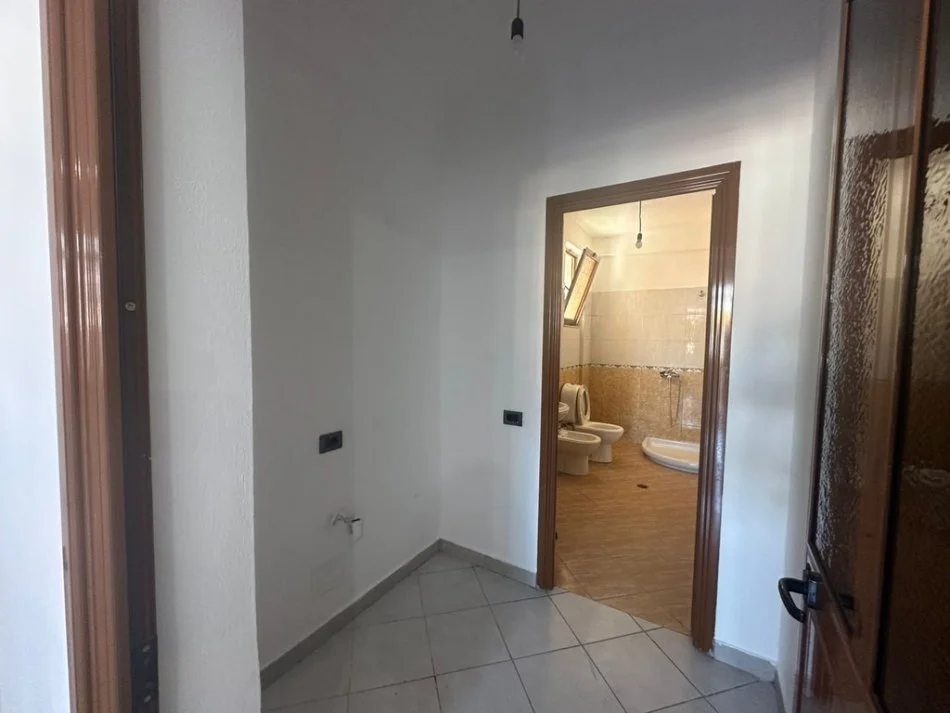 Tirane, jepet me qera apartament 2+1+Ballkon Kati 2, 130 m² 450 € (bulevardi ri)