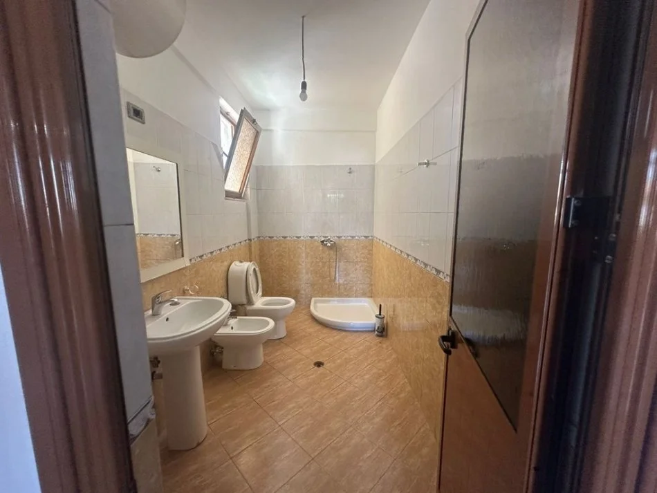 Tirane, jepet me qera apartament 2+1+Ballkon Kati 2, 130 m² 450 € (bulevardi ri)