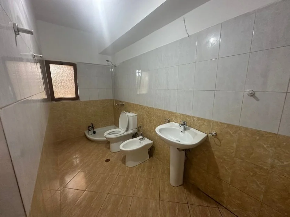 Tirane, jepet me qera apartament 2+1+Ballkon Kati 2, 130 m² 450 € (bulevardi ri)