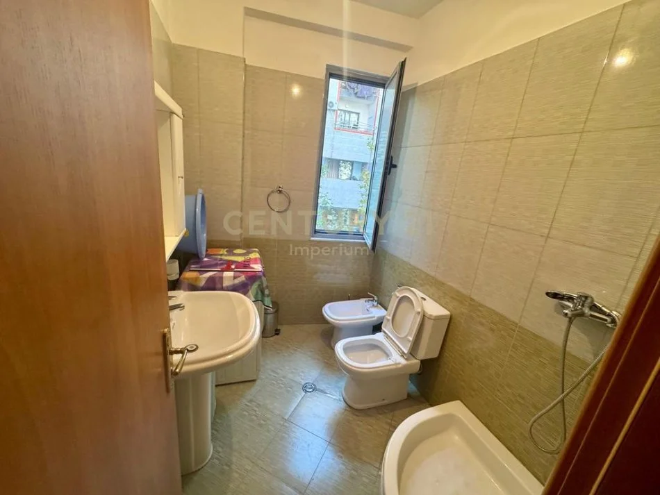Tirane, jepet me qera apartament 2+1+Ballkon Kati 2, 104 m² 450 € (misto mame)