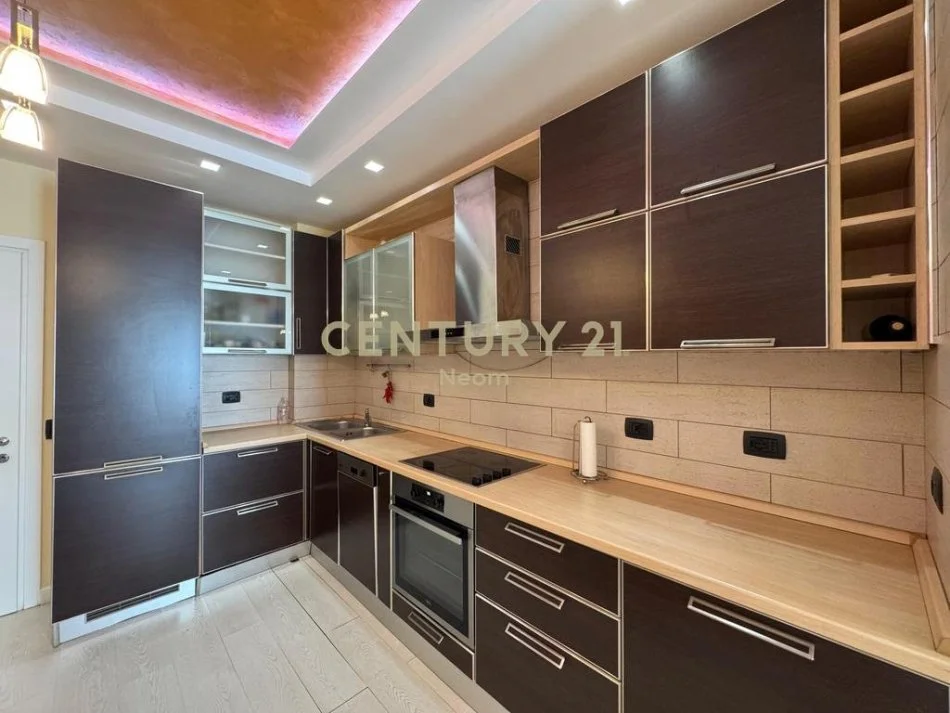 Tirane, jepet me qera apartament 2+1+Aneks+Ballkon Kati 5, 99 m² 850 € (Neom125538)