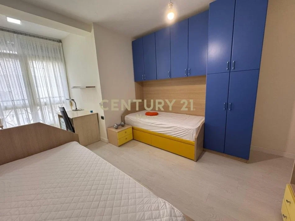Tirane, jepet me qera apartament 2+1+Ballkon Kati 5, 99 m² 850 € 