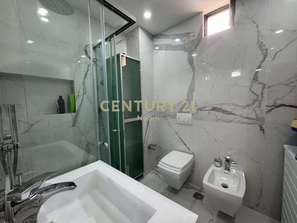 Tirane, jepet me qera apartament 2+1+Ballkon Kati 5, 99 m² 850 € (KOMUNA E PARISIT)